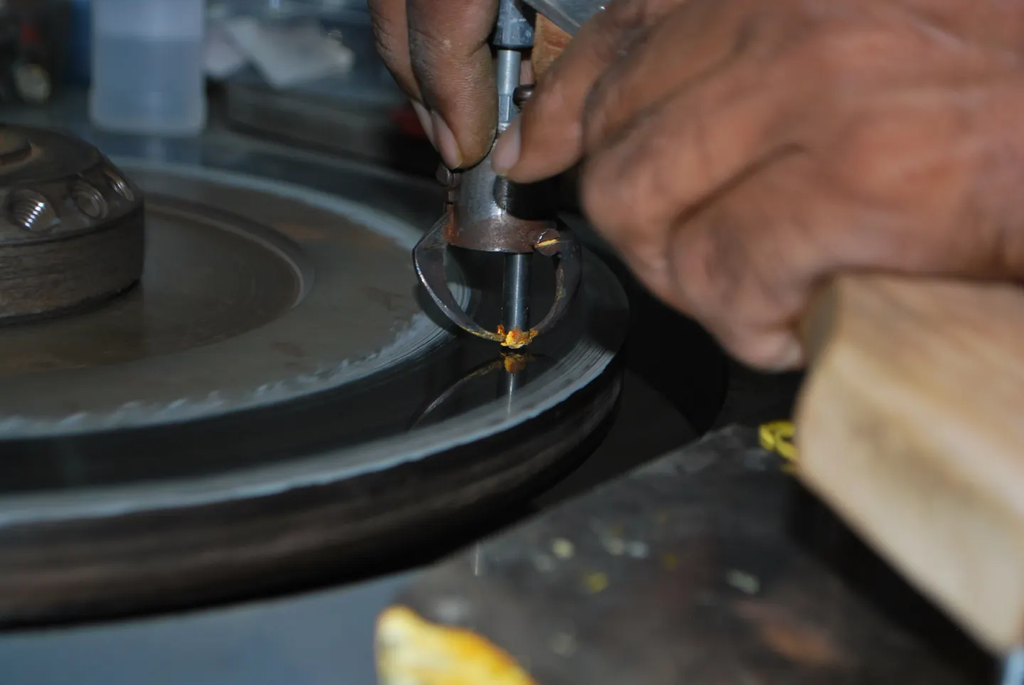 Hands working at the polishing wheel